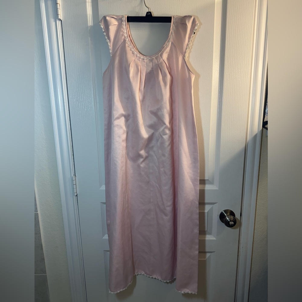 Oscar de la Renta Pink Lace-Trimmed‎ vintage nightgown
